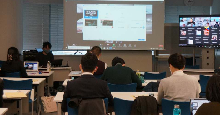 2022年12月13日に開催された、「経済安全保障」をテーマとした法制度研究WGの分科会オープンデーの様子。リアルとWEBのハイブリッドで行われ、多数の企業関係者が参加した（写真提供：一般社団法人日本コンピュータセキュリティインシデント対応チーム協議会 法制度研究ワーキンググループ）
