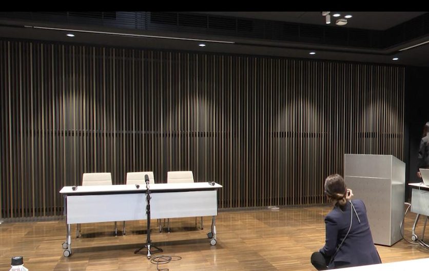 YKK AP本社の地下ホールに設営された記者会見訓練の会場